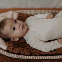 baby met roze slaapzak