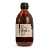 Glazen bruine fles met biologische zoete amandelolie van Natural Heroes op witte achtergrond.