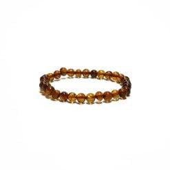 Armband met ronde gepolijste Amber op witte achtergrond.