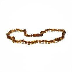 Ketting met ronde gepolijste Amber op witte achtergrond.