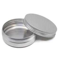 Offene Aluminium-Aufbewahrungsdose auf weißem Hintergrund.