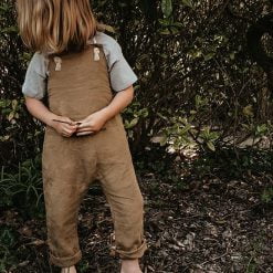 Beigefarbene Latzhose aus Leinen