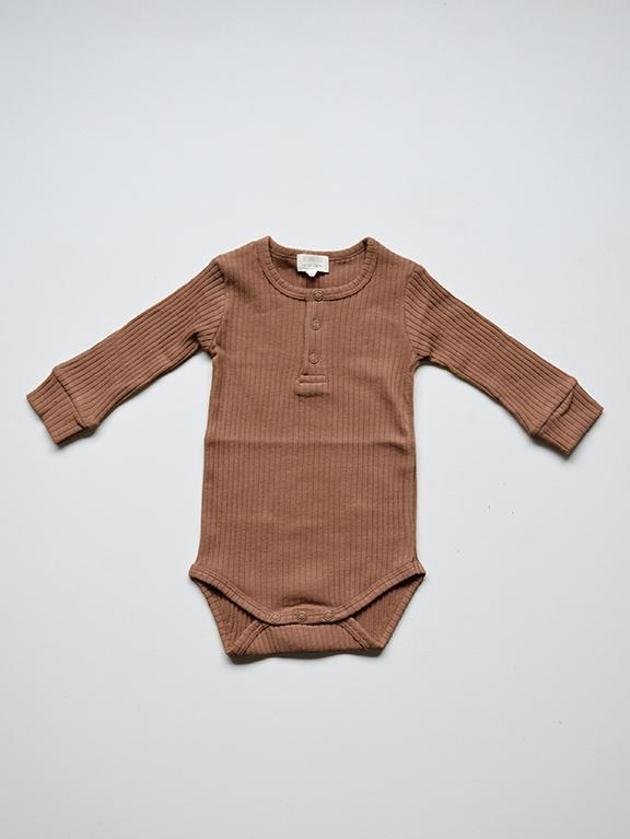 The Ribbed Onesie - Cinnamon - Glow baby romper met lange mouw