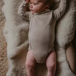 Baby mit beigem Body