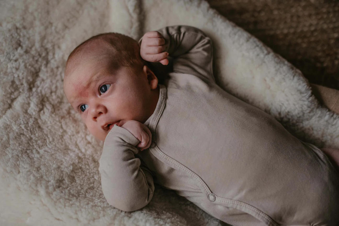 Der pflanzlich gefärbte Strampler - Mandel - Glow Baby mit beigem Body