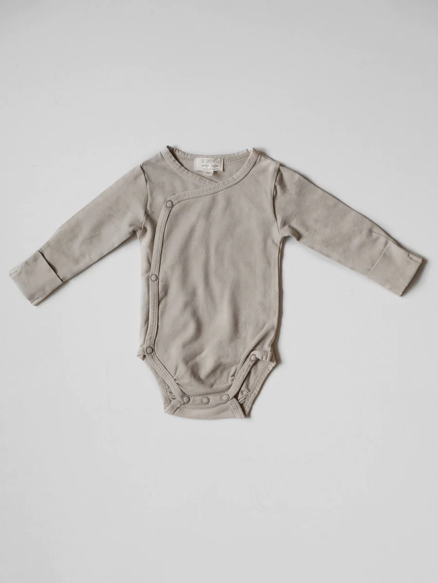 Der pflanzlich gefärbte Strampler - Mandel - Glow beiger Babystrampler