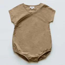 beigefarbener Strampler