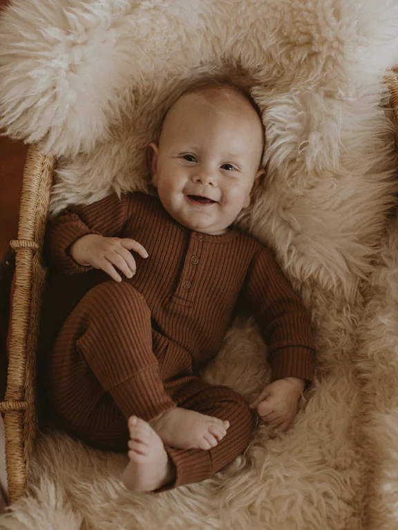 The Ribbed Onesie - Cinnamon - Glow baby romper met lange mouw