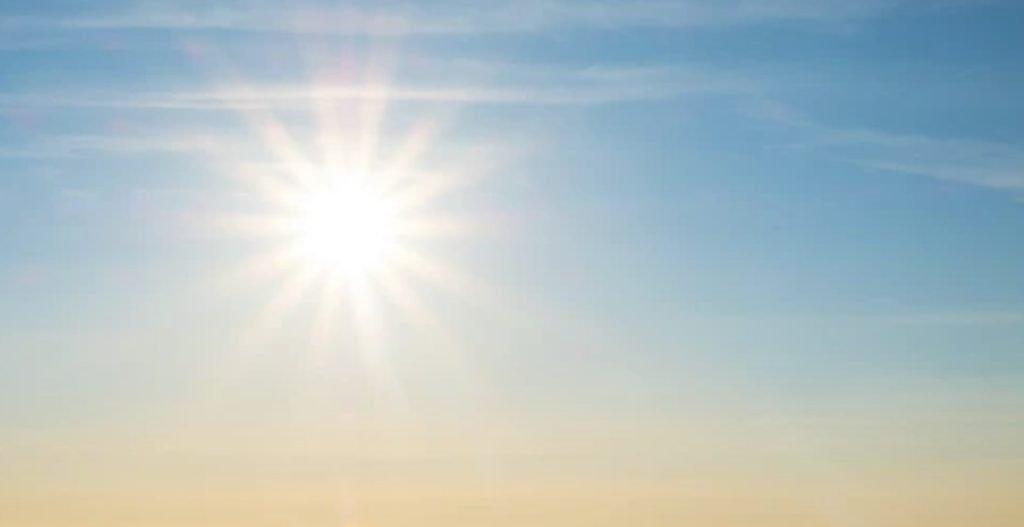 blauwe lucht met zon