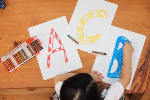 Kitpas krijtje kind tekent met krijt