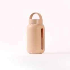 beige glazen drinkfles