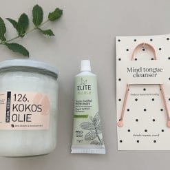 ongeraffineerde kokosolie, natuurlijke tandpasta en tongschraper