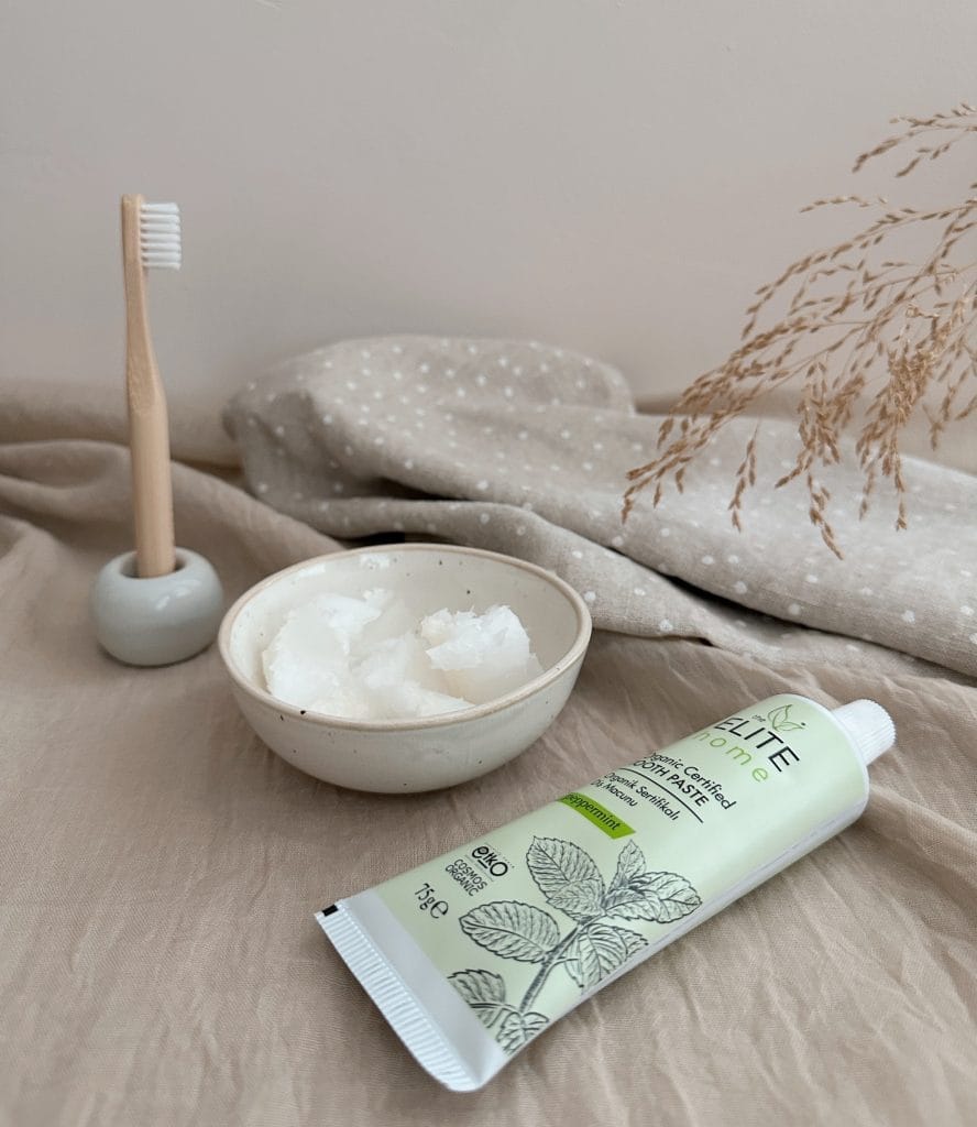ongeraffineerde kokosolie, natuurlijke tandpasta en bamboe tandenborstel