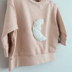 beige kindertrui met een maan vorm in teddy