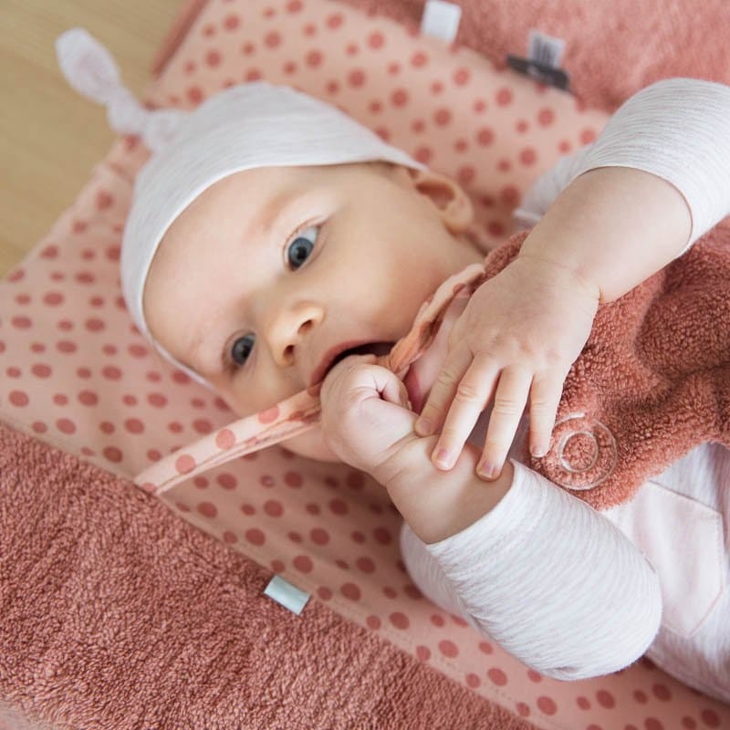 Snoozebaby-knuffeldoekje-vlinder-Bella-dusty-rose-sfeerfoto - Glow Snoozebaby-knuffeldoekje-vlinder-Bella-dusty-rose