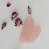 Gua Sha board van rozenkwarts – natuurlijke gezichtsmassage tool