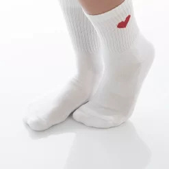 HIÄRTKEN tennissokken lila met rood hart van biologisch katoen